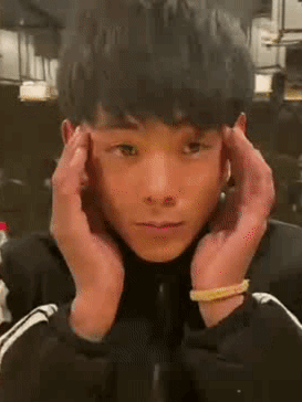 他们都不认识我为什么要管我穿的衣服