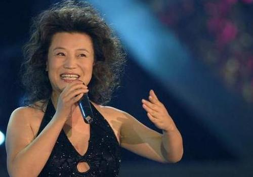 从儿子的面貌不难看出,樊泽峰也是一个面容俊朗的男人.