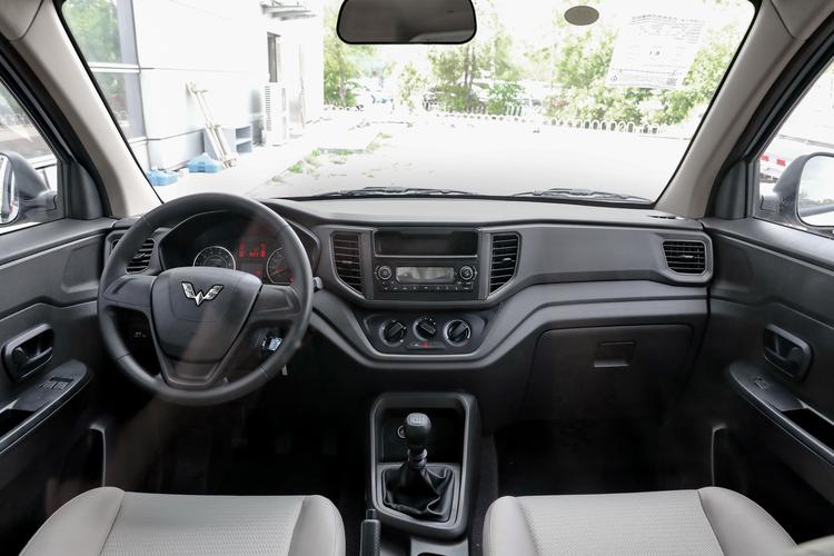 五菱宏光v内饰车身动力