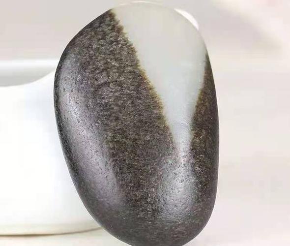 黑油皮籽料和田玉,比红玉和田玉籽料还要稀有,珍贵!
