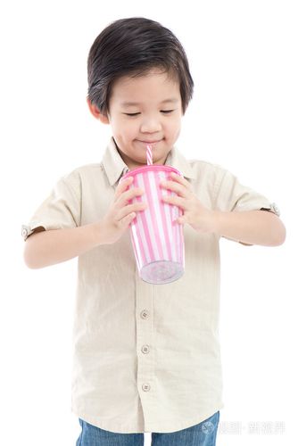 可爱的亚洲孩子纸根吸管喝