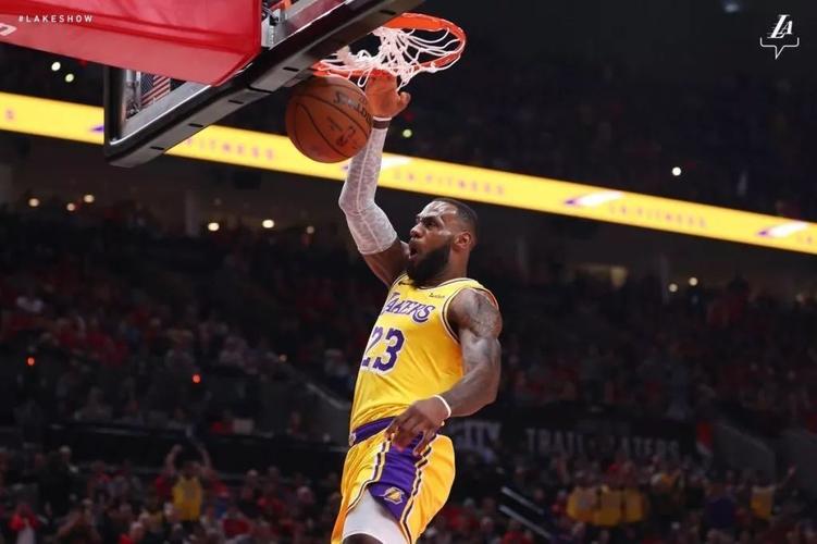 詹姆斯首秀落败,湖人配置不比骑士?