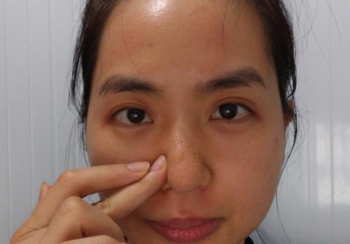 甘蓝,菜,芒果等食物,里面富含胡萝卜素,适当吃一点对皮肤眼睛有好处