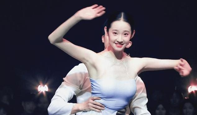 嘉行的二公主,时代峰峻的二公主,看到乐华二公主:真