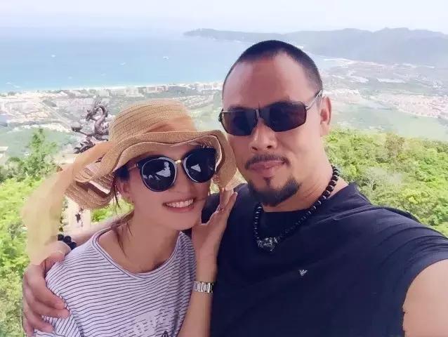 晋松平时虽然低调无绯闻,却经常跟老婆李汶桐在微博大秀恩爱.