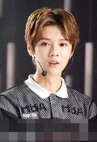 男生复古中分短发造型赏析 制作清爽帅气的男生卷发