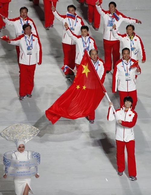 作为当时中国代表团年龄最大的运动员,花样滑冰双人滑老将佟健担任了