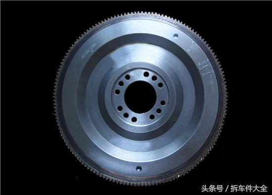 轮缘上镶嵌有供起动发动机用的飞轮齿圈;在飞轮上还刻有上止点记号