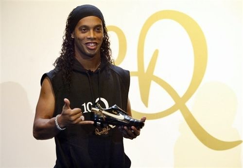 图文罗纳尔迪尼奥展示新球鞋巴西人标准的庆祝动作