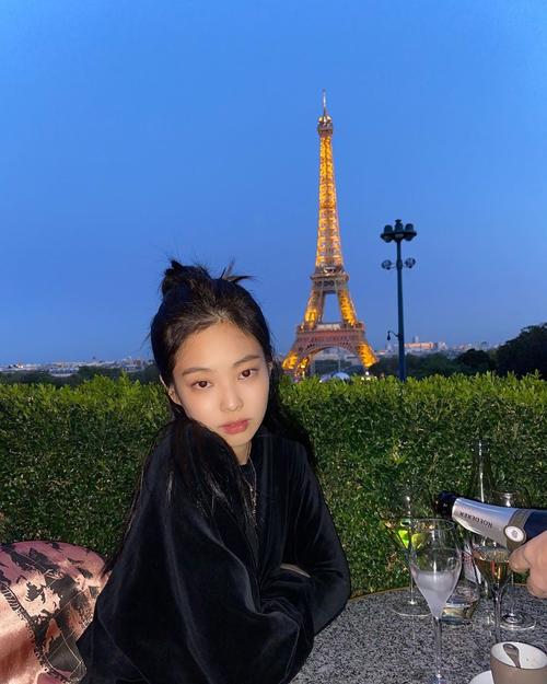 blackpink jennie对法国念念不忘 4度巴黎铁塔前留倩影