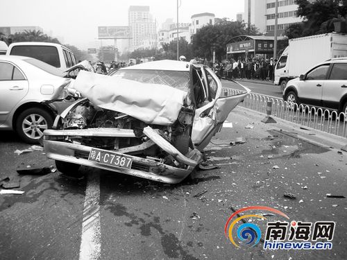 三亚新闻网 今日海南 正文   交警:肇事司机并非人大代表   肇事司机