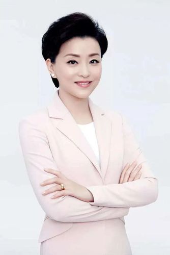 原创杨澜年过半百状态能打,穿黑粉拼接纱裙优雅精致,挑染蓝发成亮点