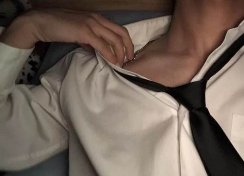 还有喉结! 好看! 下面是找的网图,大家品一品