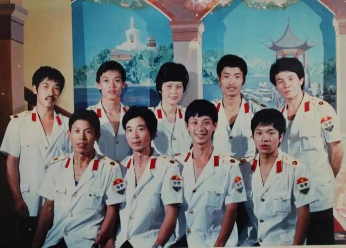 黄色 绿色 蓝色 在不同的年代 警服的颜色和款式都不一样 这些警服中
