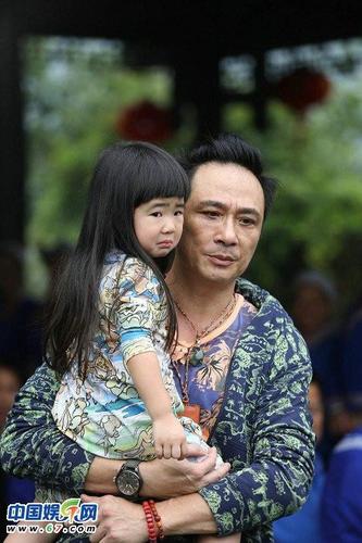 近日有网友发现吴镇宇十分宠溺曹格女儿grace姐姐,不是抱在怀里亲