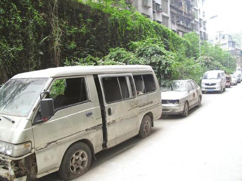 "僵尸车"霸占消防通道无人管 交警:不构成违章