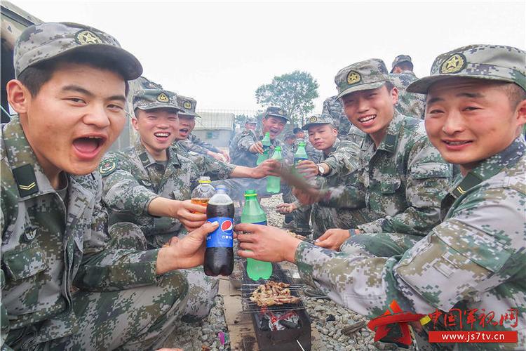 生活 正文  一个好的炊事班长能顶半个指导员,近日,71217部队的炊事