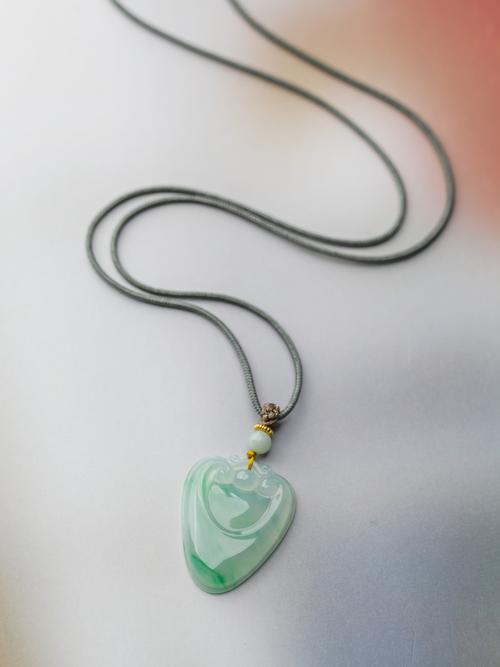 复古风·飘阳绿翡翠平安如意锁吊坠~_复古风_吊坠_首饰_复古_首饰就要