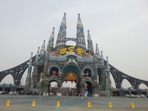 济南泉城欧乐堡(欧乐堡雕塑大门)