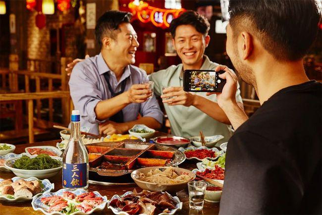 离开传统饮酒方式江小白三人饮专注轻松饮酒