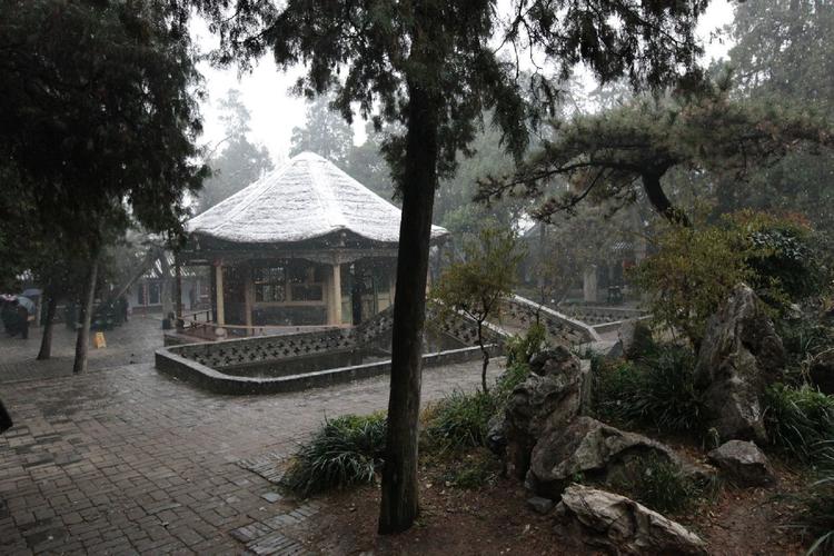 木雕回廊,环绕四周.前额"诸葛草庐",为1973年郭沫若手书;内额"