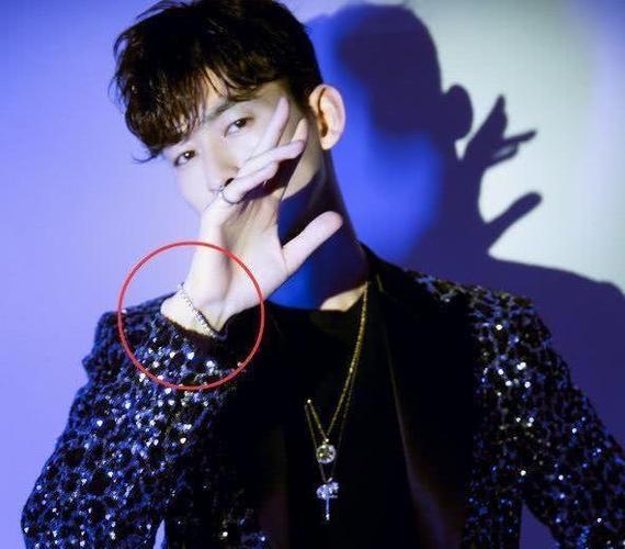 赵薇删照片疑似婚变,张翰戴郑爽送的手链拍照,疑似复合