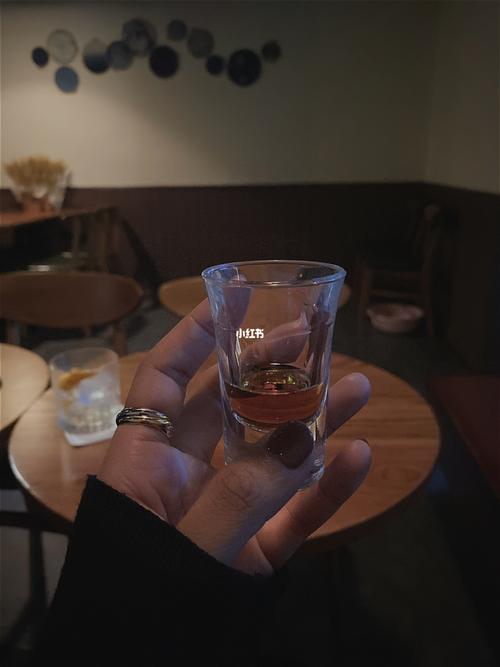 爱喝日常|手中的小酒杯9100_酒吧_酒杯_爱马仕怎么样_馄饨_blue