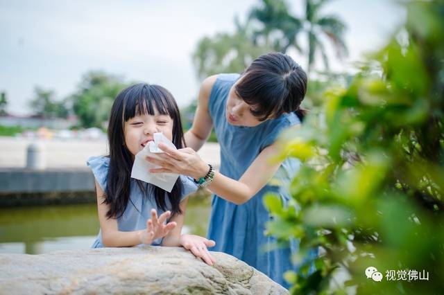 在孩子玩累的时候,帮孩子擦擦汗,是尽显温情的时刻,一定要好好把握.