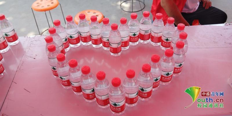 志愿者看到爱心协会精心摆放的矿泉水,不禁心头一暖.