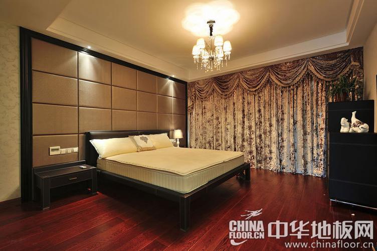 卧室木地板装修效果图 红色地板冲淡黑白拼色