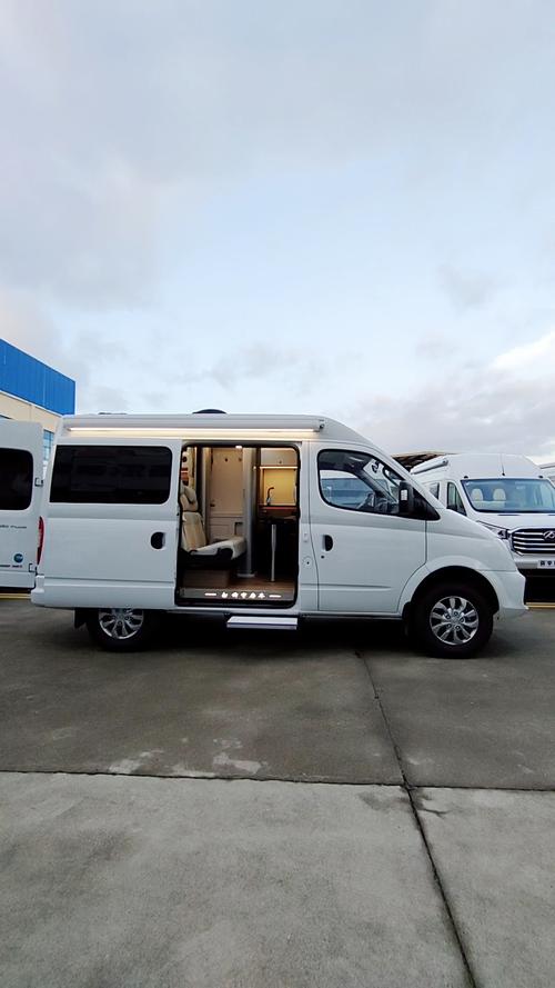 房车大通v80房车短轴中顶五座后横床布局铝制卷帘门