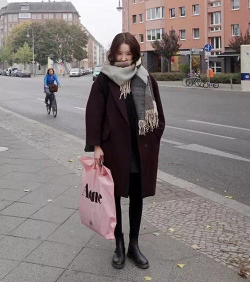 女装网 时尚快递频道 潮流搭配 > 详情     在冬天大家一般都是穿羽绒