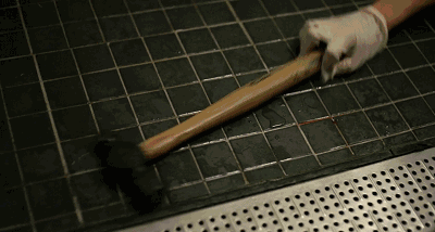 两人一番较量后,诺丽抓住机会一锤子打死了对方.