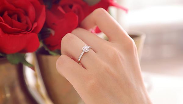 女生左手食指戴戒指有什么含义