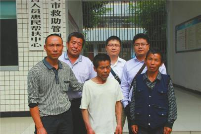 失联27年的肖那良与亲人相见.