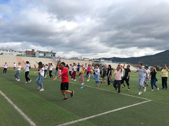 写美篇6月15日上午,农行石屏支行与石屏县高级中学联合举办了以"携手