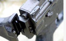 闭锁方式为枪机回转式,机头上有7个闭锁突笋,闭锁在枪管节套中.