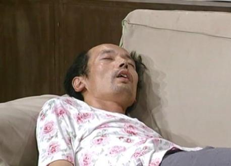 葛优莫名躺成网红:躺沙发表情包火爆网络 京城四瘫颓废坐