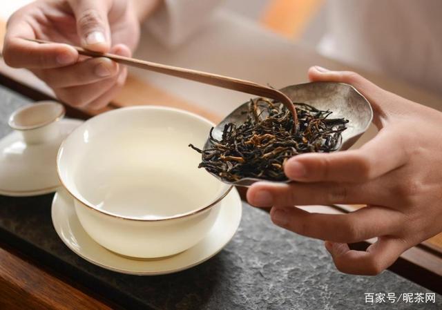 茶则,将5g滇红茶投入盖碗之中,不要直接使用手操作,会影响茶叶的口感