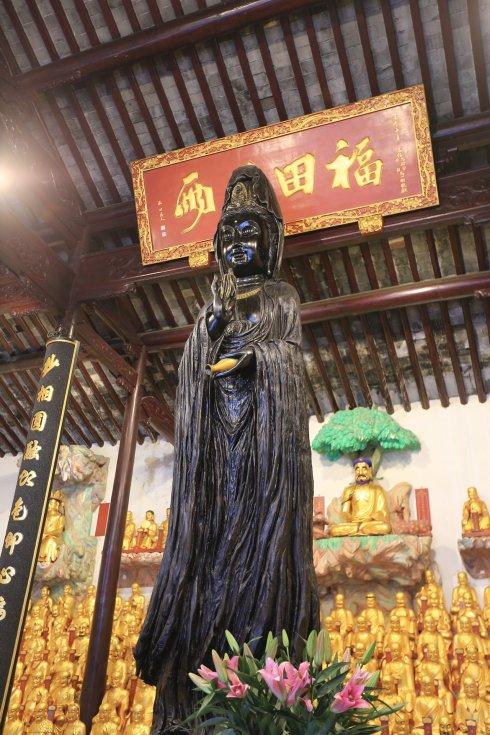 游走上海龙华寺里看雕塑
