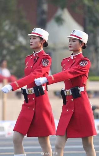 民兵方队的领队姐姐赵冰清,是我们同学的校友