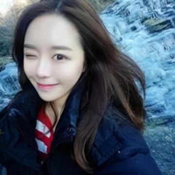 笑容灿烂的女子,女生头像图片-回车桌面