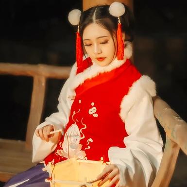 新春吉祥拿福女生头像,莲花灯唯美古风头像