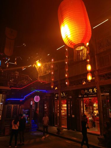 各种景点价格也很实在,锦里和宽窄巷子都是免费的,很棒,夜景好漂亮