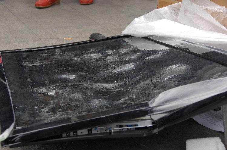 315广场活动,我看到两个男子当着各个部门的面暴砸长虹电视机(长虹