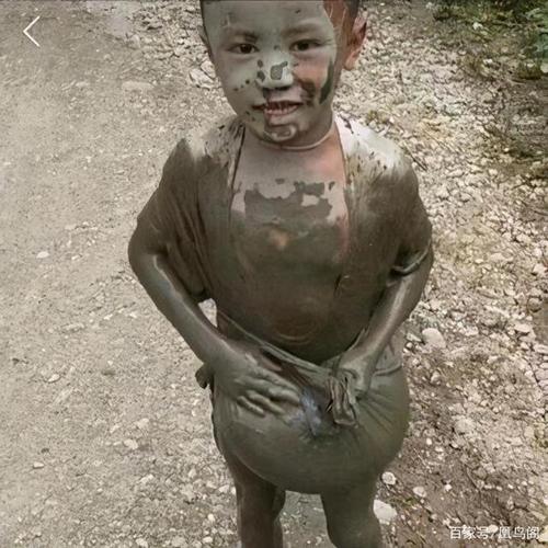 穷苦人家的孩子早当家,小朋友弄得脏兮兮的样子