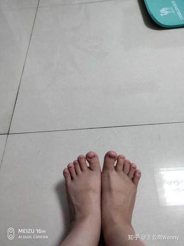 小皮鞋,只能穿运动鞋,匡威vans都穿不了,因为脚宽,穿起来很丑