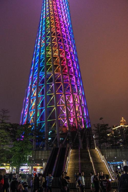 雨夜中的小蛮腰(广州塔)给珠江夜景增添了无限的风情