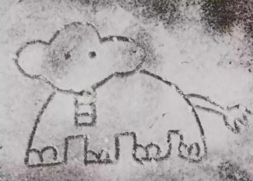 来,跟我一起在雪地里画个圆