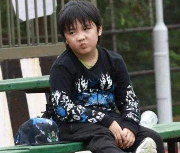 吴镇宇带儿子出席活动,费曼已经变小胖墩,网友:变帅的前兆
